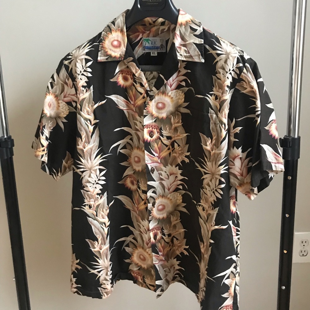 Short sleeve shirt with Hawaiian floral element